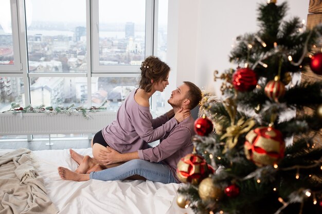 Casal Se Abraçando E Se Beijando Em Casa Na época Do Natal Foto Premium 