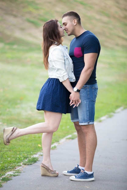 Casal Se Beijando Em Um Campo Verde E Ela Com Uma Perna Foto Grátis 0712