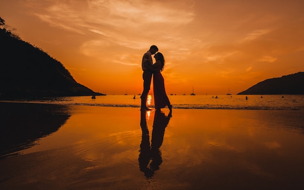 Casal Se Beijando Na Praia Foto Premium 