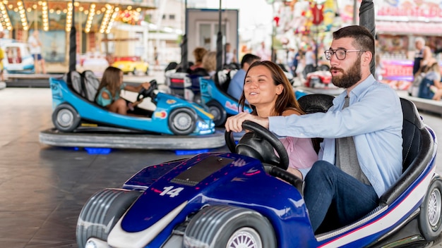 Casal Se Divertindo Com Carrinhos De Choque No Parque De Diversoes Foto Premium