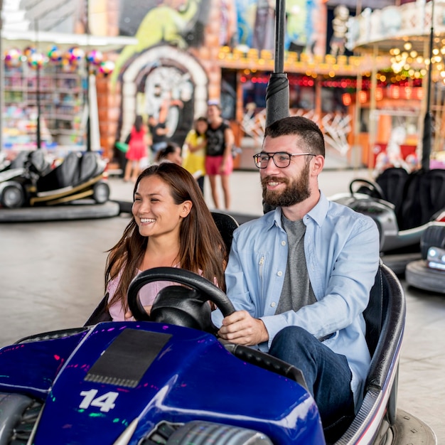 Casal Se Divertindo Com Carrinhos De Choque No Parque Foto Premium