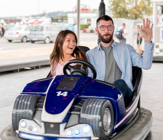 Casal Se Divertindo Com Carrinhos De Choque Foto Premium