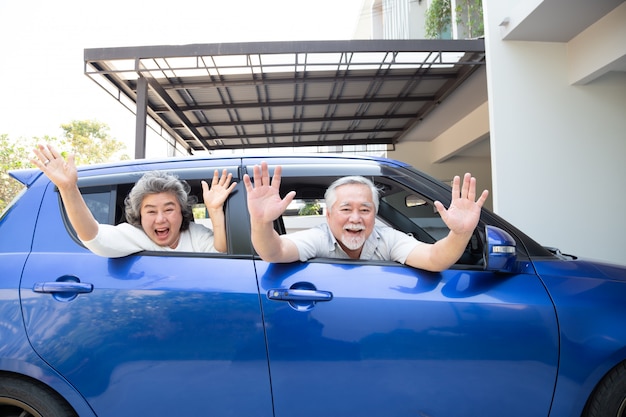 Casal Snior No Carro Aproveitando A Viagem E Sorrindo Feliz Com