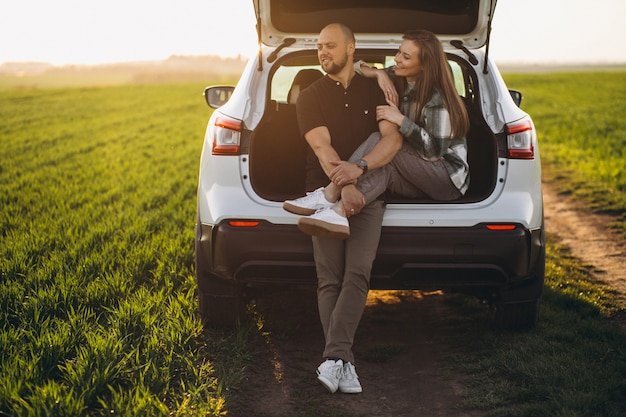 Casal Sentado Na Parte De Trs Do Carro No Campo Foto Grtis