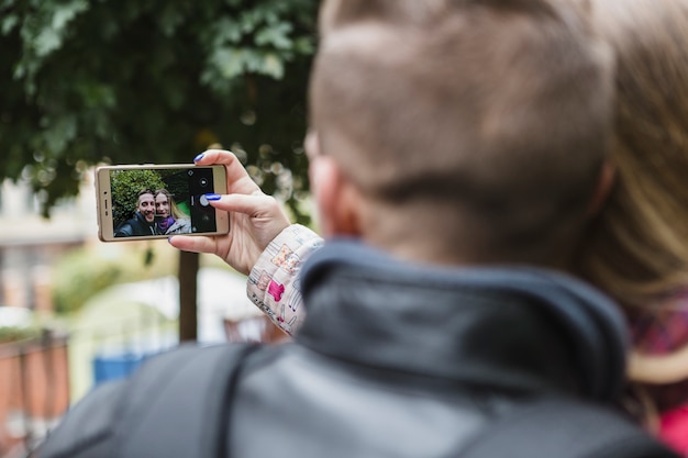 Casal Tomando Selfie No Parque Foto Grátis 