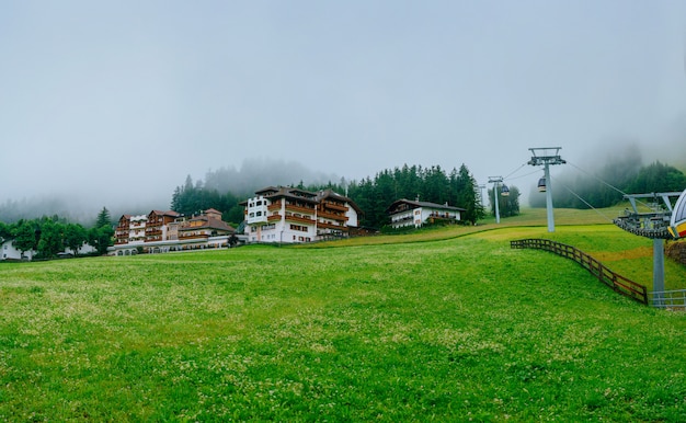 Casas fantásticas nas montanhas Foto Premium