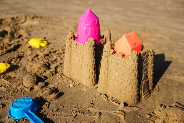 Castelo de areia bonito na praia Foto Grátis