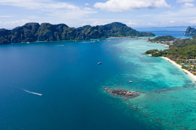Cauda longa e lancha fretada para mergulho com snorkel na ilha de phi phi Foto Premium