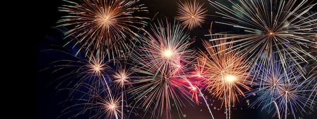 Celebração festiva ano novo manchete de fogo de artifício Foto Premium