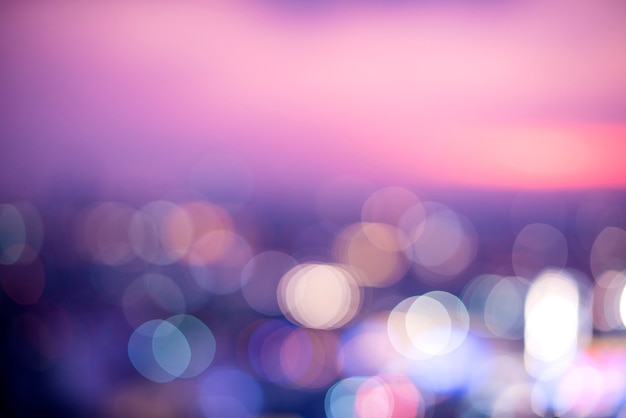Cena borrada de vista da cidade durante a noite Foto gratuita