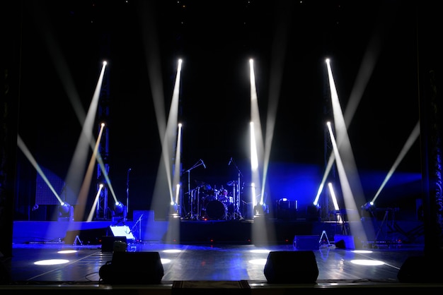 Cena, luz de palco com luzes coloridas e fumaça | Foto Premium