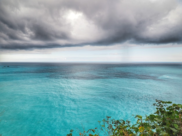 Cenário de mar e céu nublado antes da chuva em hualien, taiwan ...