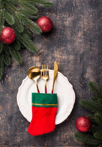 Cenário de mesa de natal com decoração vermelha Foto Premium