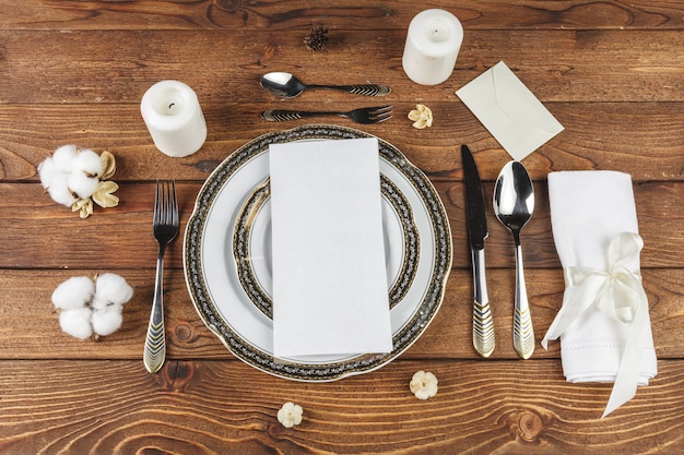 Cenário de mesa vintage na mesa de madeira com decoração floral Foto Premium