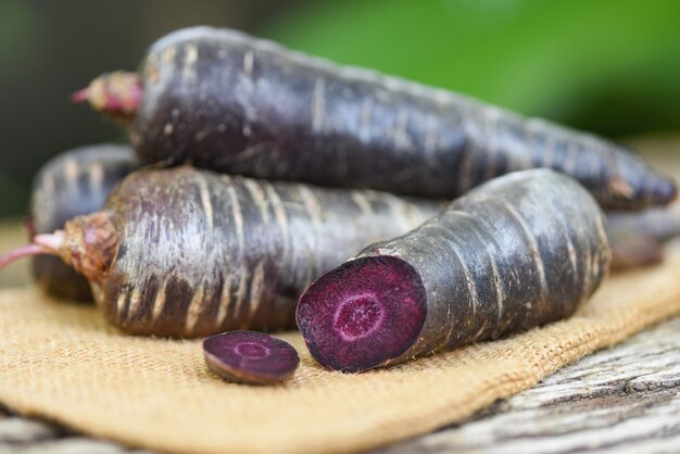 Cenoura Roxa No Saco Cenoura Fresca Para Cozinhar Comida Vegetariana Na Mesa De Madeira Foto Premium