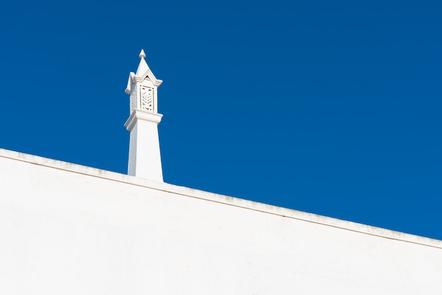 C U Azul Com Chamin T Pico Das Casas Algarvias Em Portugal Foto Premium