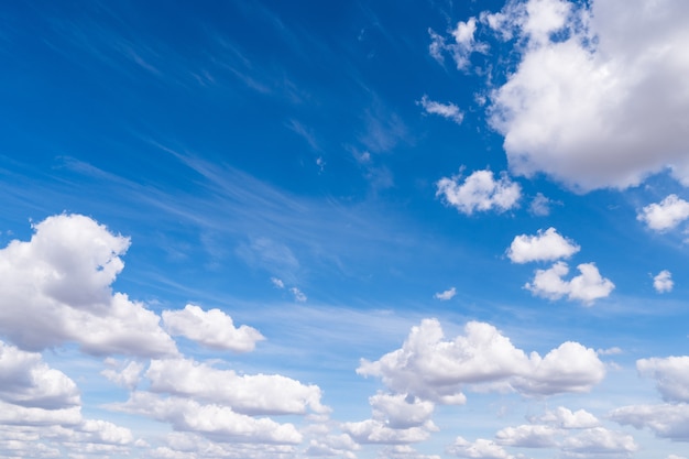 C U Azul Com Nuvens Brancas Em Movimento Foto Premium