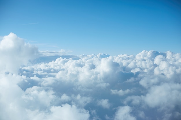 C U Azul Com Nuvens Brancas Fofas Skyscape A Vis O Acima Das Nuvens Foto Premium