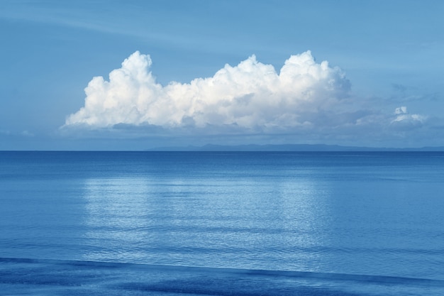 Céu bonito do mar e da nuvem no horizonte, fundo do seascape Foto Premium