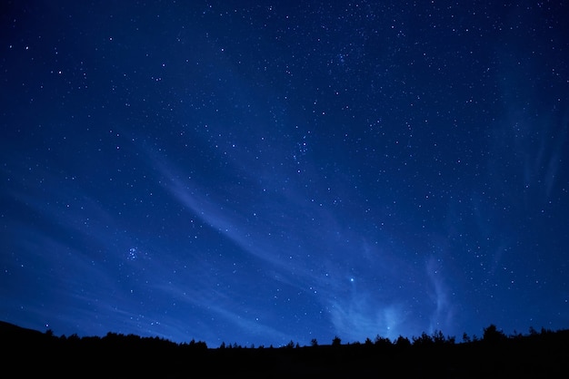 Céu noturno azul escuro com muitas estrelas fundo do espaço Foto Premium