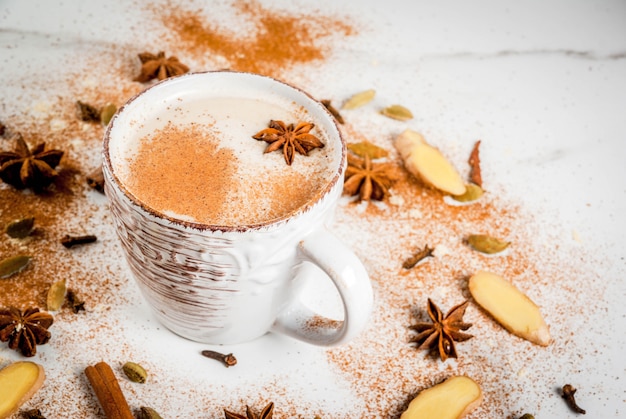 Chá indiano tradicional do masala chai com especiarias canela, cardamomo, anis, branco. copyspace Foto Premium