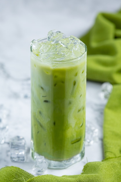 Chá Verde Gelado Matcha Em Piso De Mármore é Uma Bebida Deliciosa E Nutritiva Para Relaxar 0876