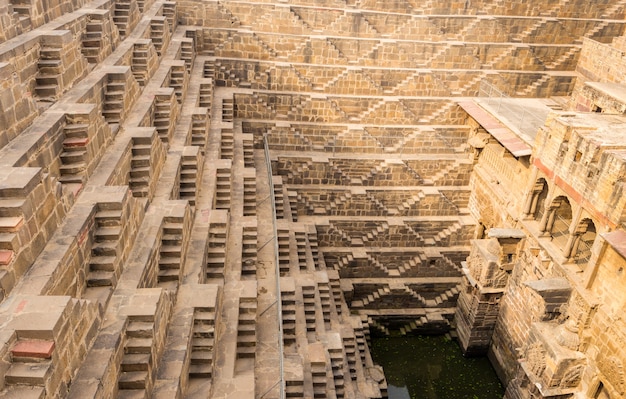 Chand baori stepwell situado na aldeia de abhaneri perto de jaipur na índia. Foto Premium
