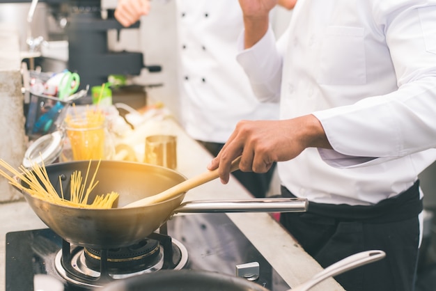 Chef Preparando Comida Na Cozinha De Um Restaurante Foto Gr Tis