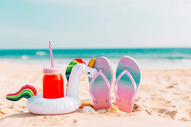 Chinelos de verão com smoothies e unicórnios Foto gratuita