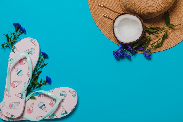 Chupetas de sorvete e chapéu com coco Foto gratuita