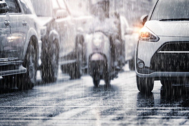 Chuva Pesada Cair Na Cidade Com Carros Embaados Foc