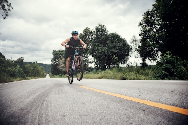 Ciclista homem corrida bicicleta ao ar livre Foto gratuita