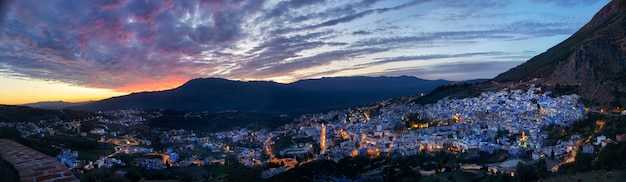 Cidade chefchaouen marrocos da noite do panorama. cidade azul Foto Premium