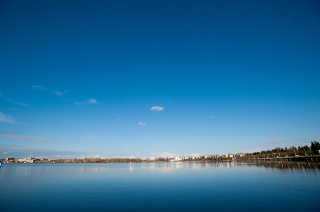 Cidade com céu azul Foto Premium
