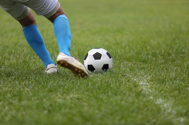 Jogador De Futebol Chutando Uma Bola Com O Calcanhar Traseiro Foto De