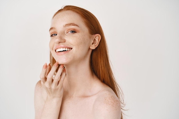 Close De Uma Mulher Ruiva Sorridente Com Pele Pálida E Sardas Tocando Um Rosto Macio E Perfeito 4337