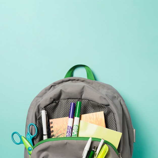 Close-up abriu a mochila com acessórios de escola Foto gratuita