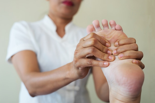 Close Up De Mulher Fazendo Massagem Nos Pés No Spa Foto Grátis