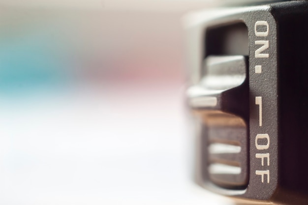 Close-up de pouco interruptor on / off com fundo desfocado suave Foto Premium