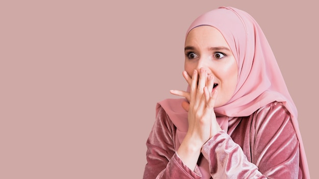 Close-up, de, um, islamic, mulher, com, surpreendido, expressão Foto gratuita
