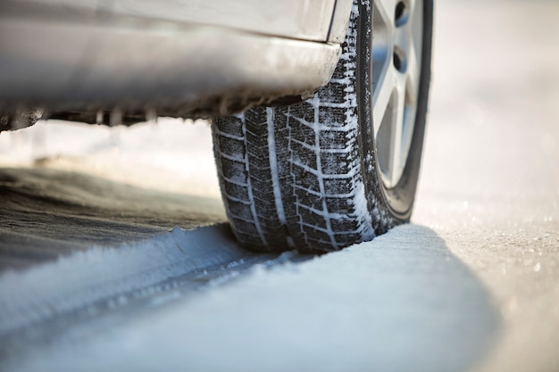 Close Up Do Pneu De Borracha Das Rodas De Carro Na Neve Profunda