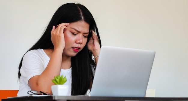 Close-up estresse jovem mulher asiática com trabalho na mesa do laptop, grave milenar e burnout conceito Foto Premium