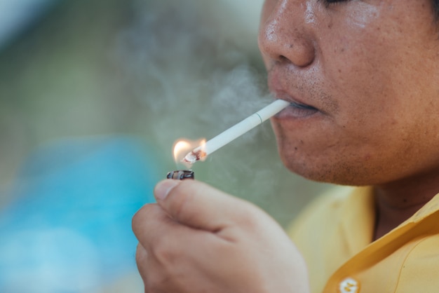 Closeup Homem Fumando Um Cigarro Foto Grtis