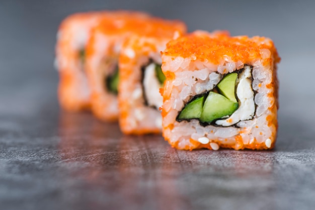 Close-up, tiro, de, organizado, rolos sushi Foto gratuita