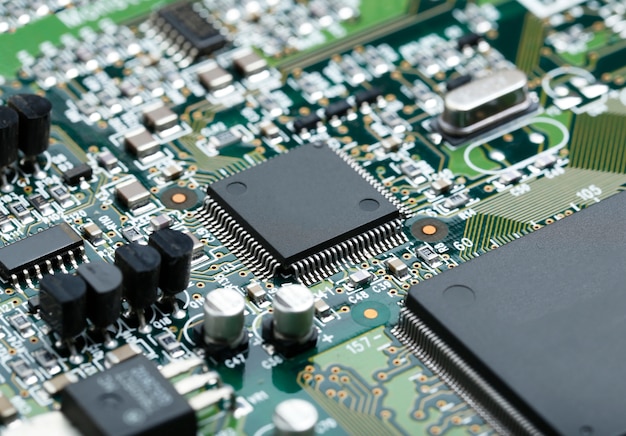 Closeup da placa de circuito eletrônico com cpu microchip componentes eletrônicos de fundo Foto gratuita