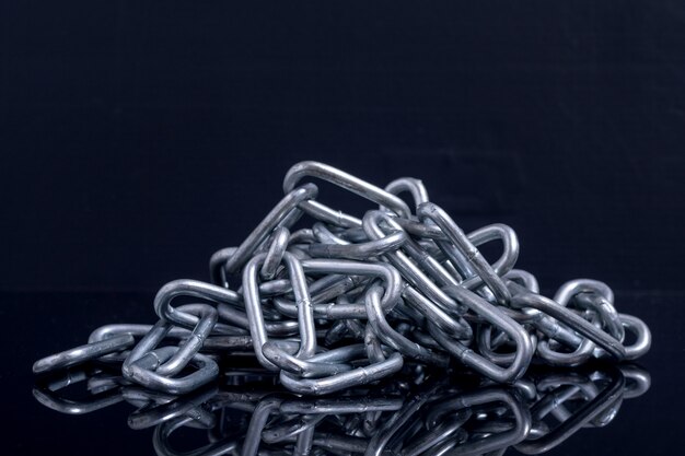 Closeup de corrente de metal cinza preto Foto Premium