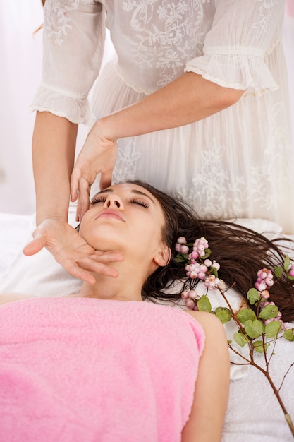 Closeup De Mãos Massagista Feminino Fazendo Massagem Facial Com Cuidado Foto Grátis