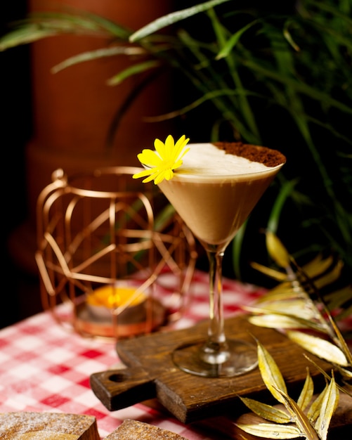  Cocktail  com espuma  e cacau em p  decorado com flores 