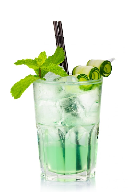 Cocktail de álcool verde com hortelã fresca e pepino isolado Foto Premium