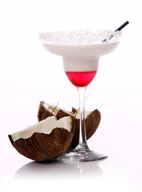 Cocktail de coco sobre a superfície branca | Foto Grátis